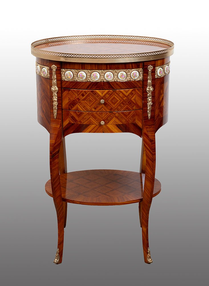 Table de chevet de style Napoléon III avec incrustations de plaques. France, XXe siècle