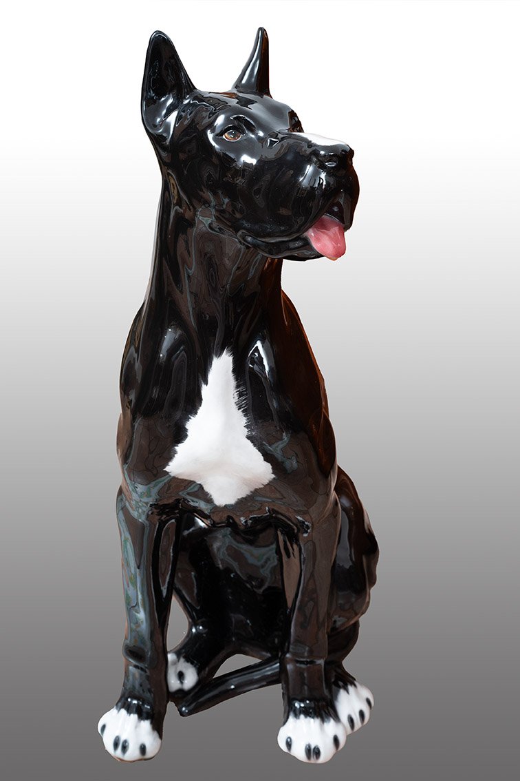 Sculpture en porcelaine représentant un grand danois assis, datant des années 70.