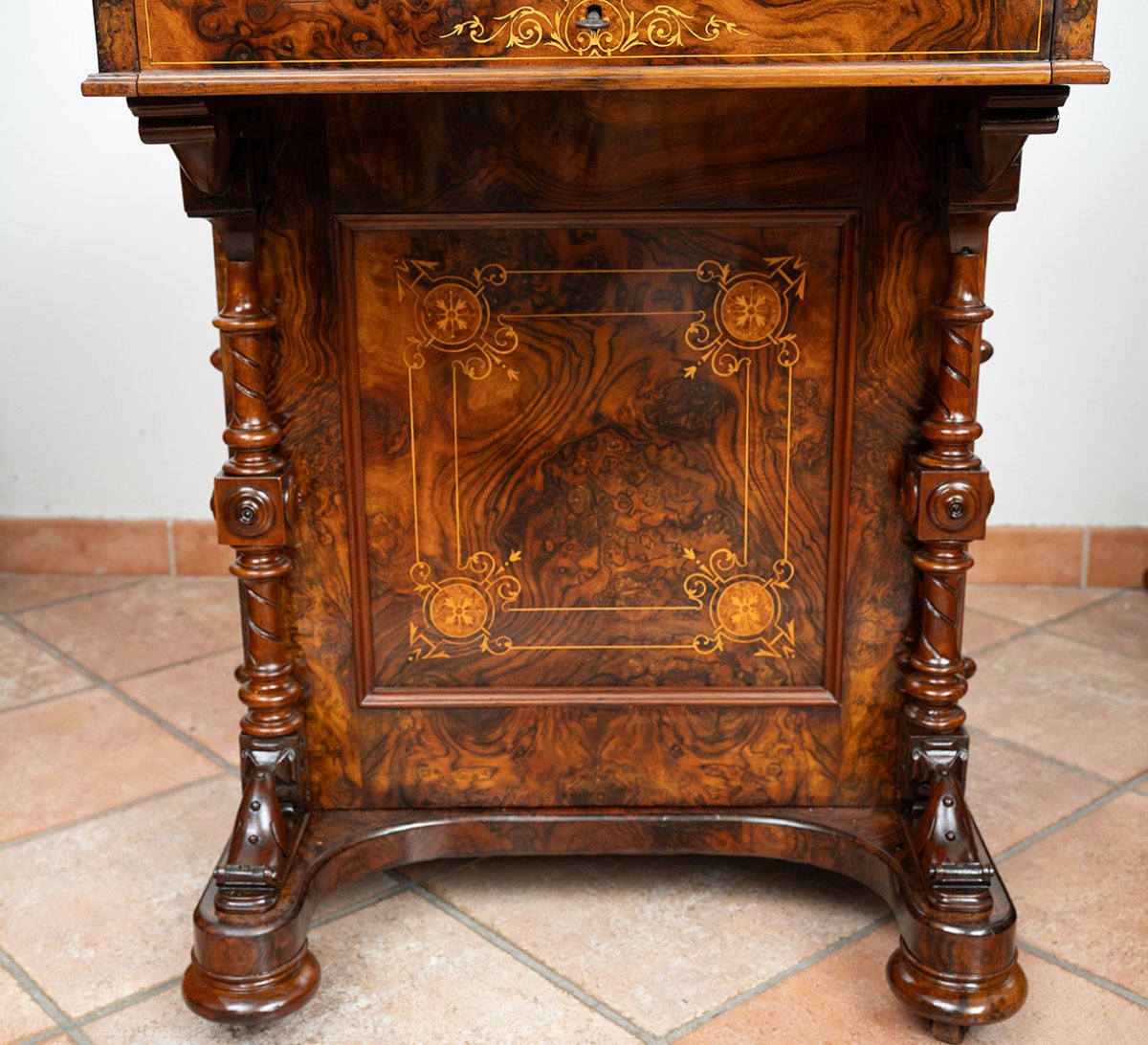 English Victorian Davenport Made Of Walnut Burl With Inlaid Details, 19th Century-photo-6