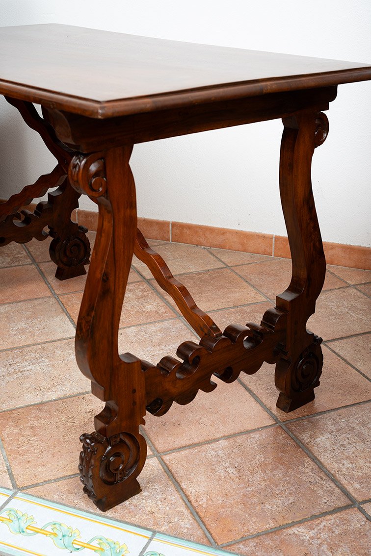 Table ancienne en noyer massif. Naples, début du XVIIIe siècle.-photo-2