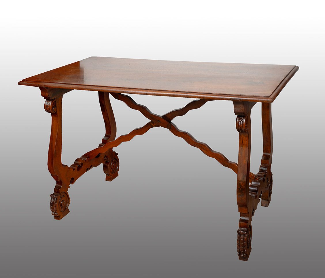 Table ancienne en noyer massif. Naples, début du XVIIIe siècle.