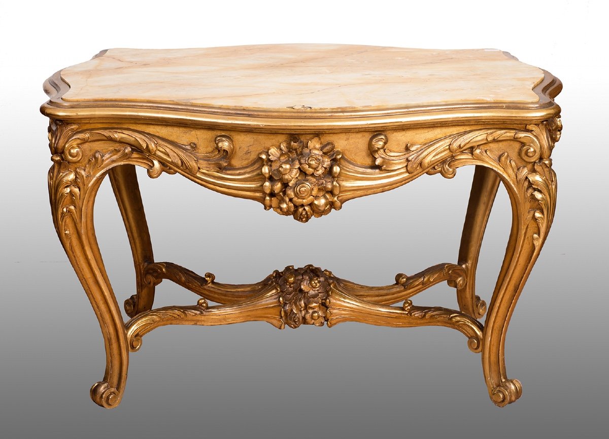Antique Table In Golden And Carved Wood From The 19th Century.