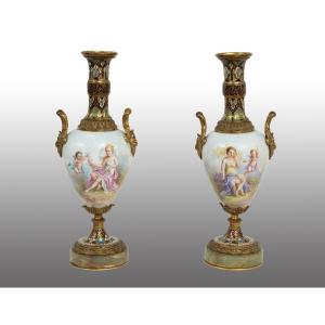 Paire de vases anciens Napoléon III en porcelaine de Sèvres et cloisonné. France, XIXe siècle.