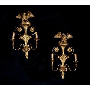 Paire d'appliques murales anciennes en bois doré et sculpté. France, XXe siècle.