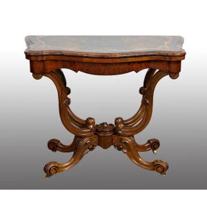 Table de jeu ancienne victorienne en loupe de noyer. Angleterre, XIXe siècle.