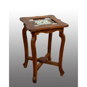 Table basse ancienne en noyer massif avec plateau en faïence. XXe siècle.