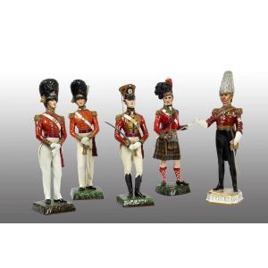 Groupe de cinq soldats de plomb en porcelaine de Capodimonte. Naples, XXe siècle.