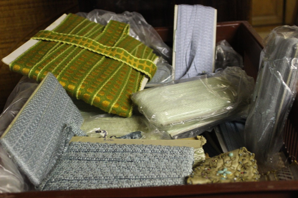 Lot  sold&eacute;: TISSUS, GALONS, PASSEMENTERIE-photo-2