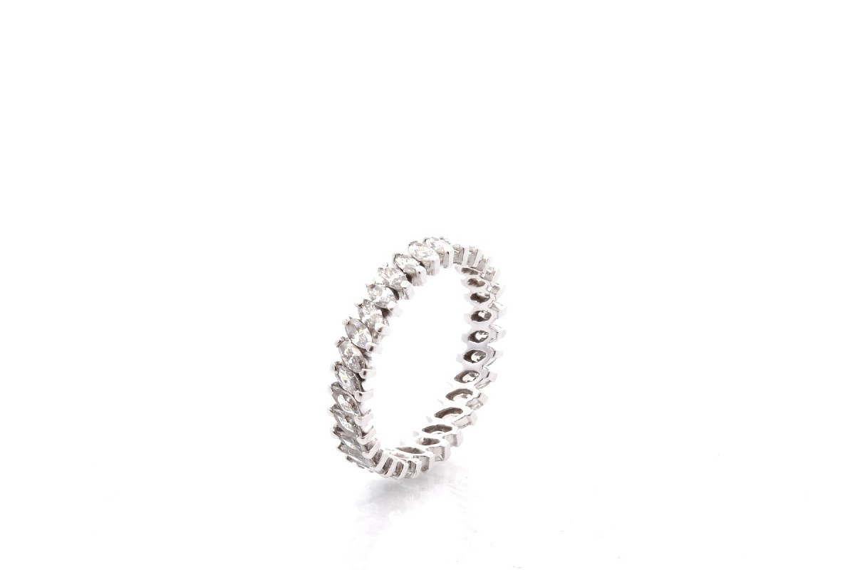 Alliance diamants de taille navette