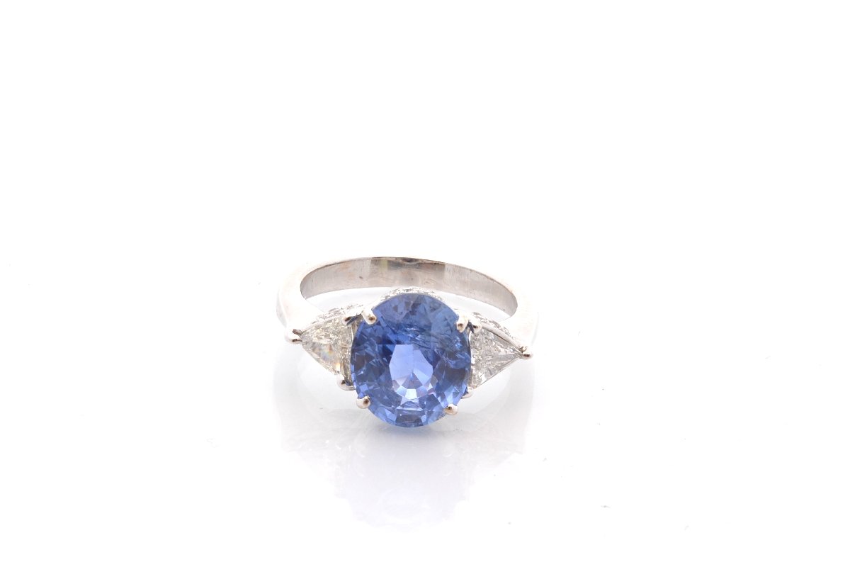 Vintage Ring With A 3.37-carat Sapphire And Diamonds-photo-2