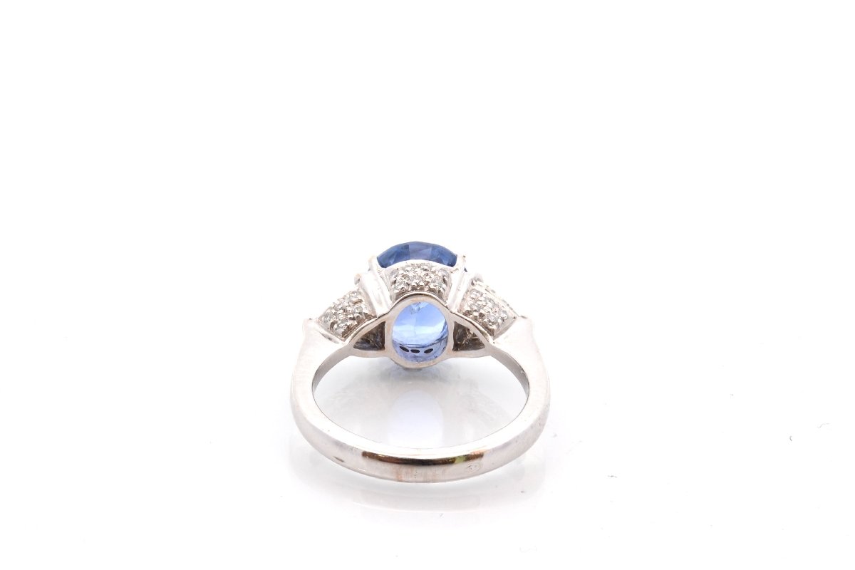Vintage Ring With A 3.37-carat Sapphire And Diamonds-photo-1