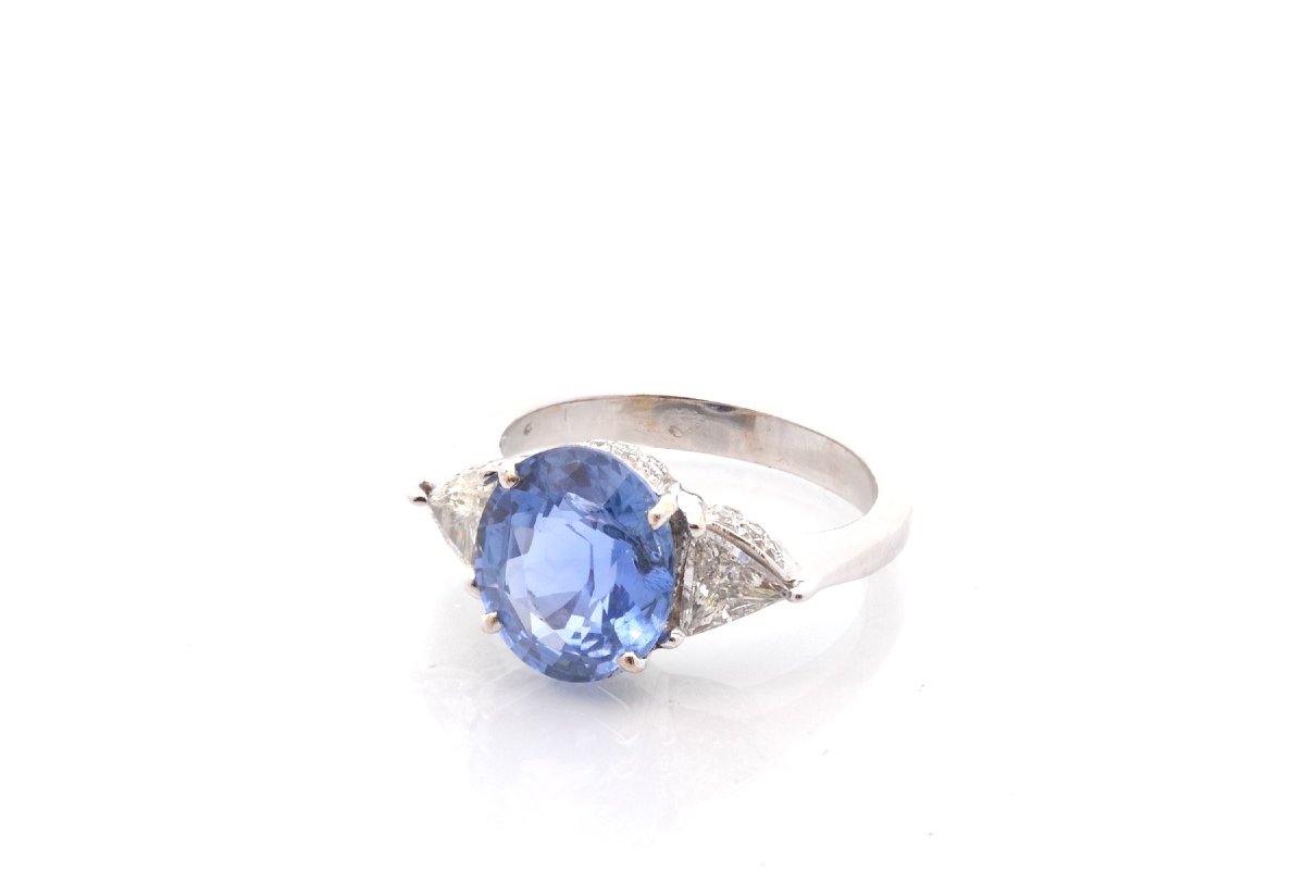 Vintage Ring With A 3.37-carat Sapphire And Diamonds