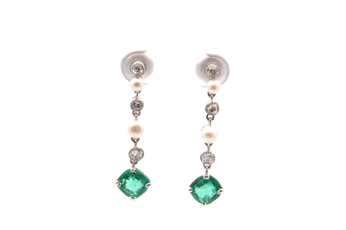 Earrings With Emeralds, Fine Pearls, And Diamonds