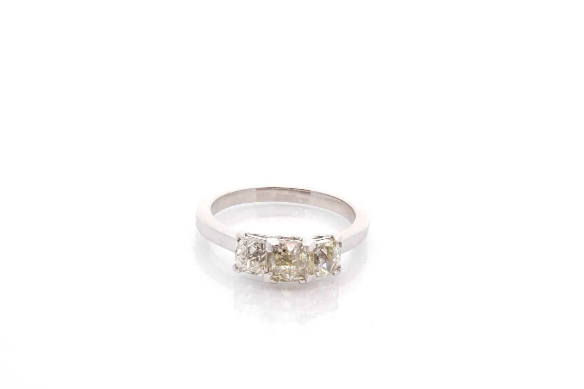Bague trois diamants en platine