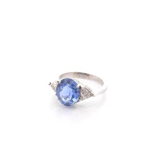 Vintage Ring With A 3.37-carat Sapphire And Diamonds