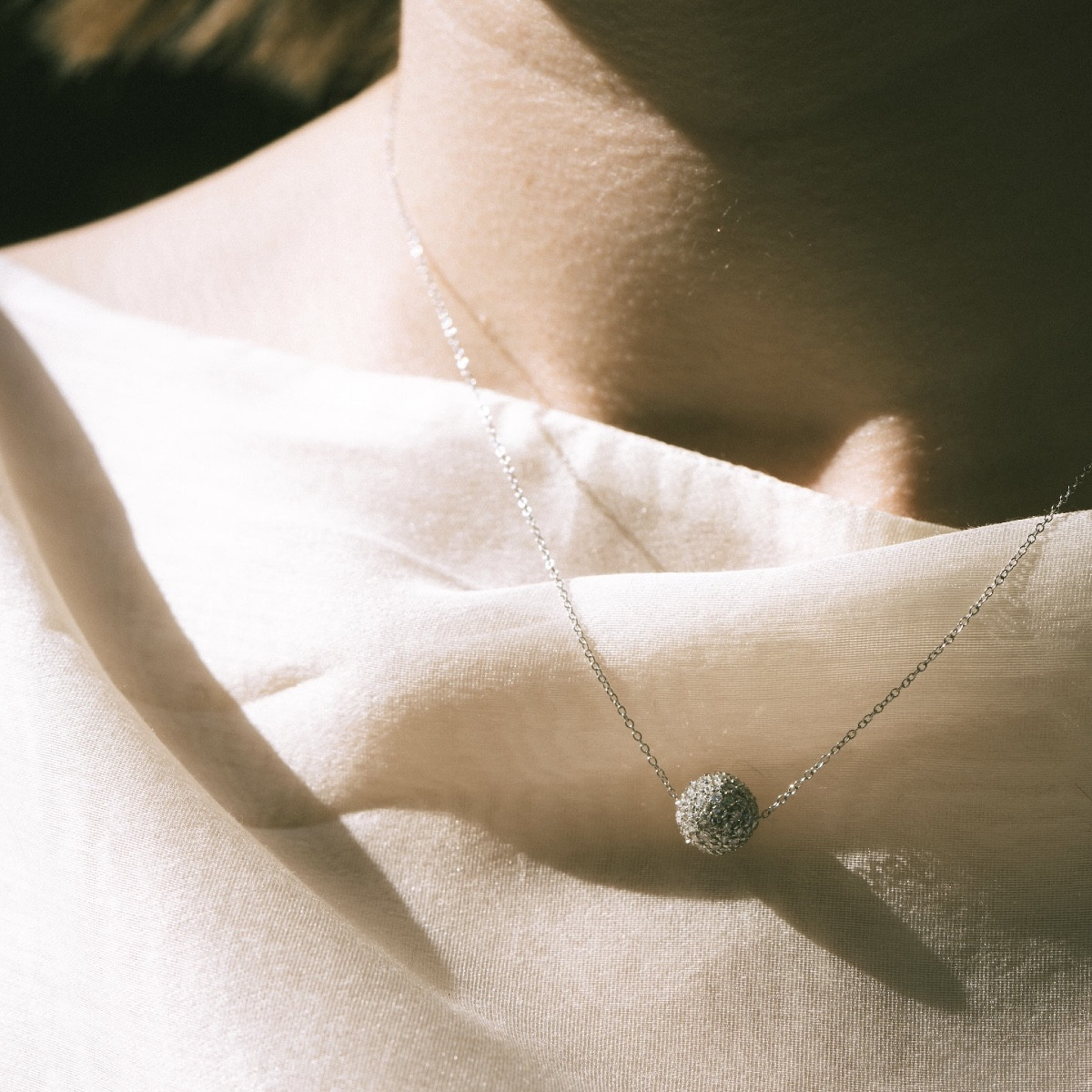  White Gold Necklace Adorned With A Diamond-encrusted Bead