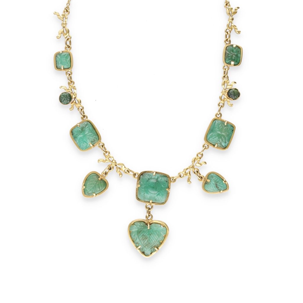 Collier 1900 en émeraudes gravées et or jaune