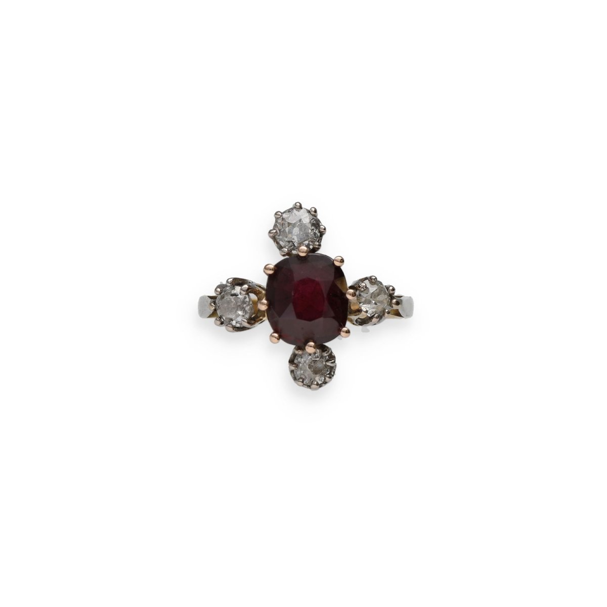 Bague 1900 en grenat entoure de rose de diamant