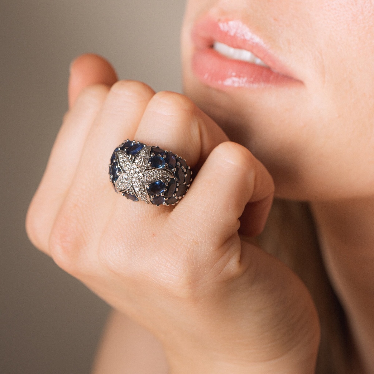 Dome-shaped Star Ring With Diamonds And Ceylon Sapphires