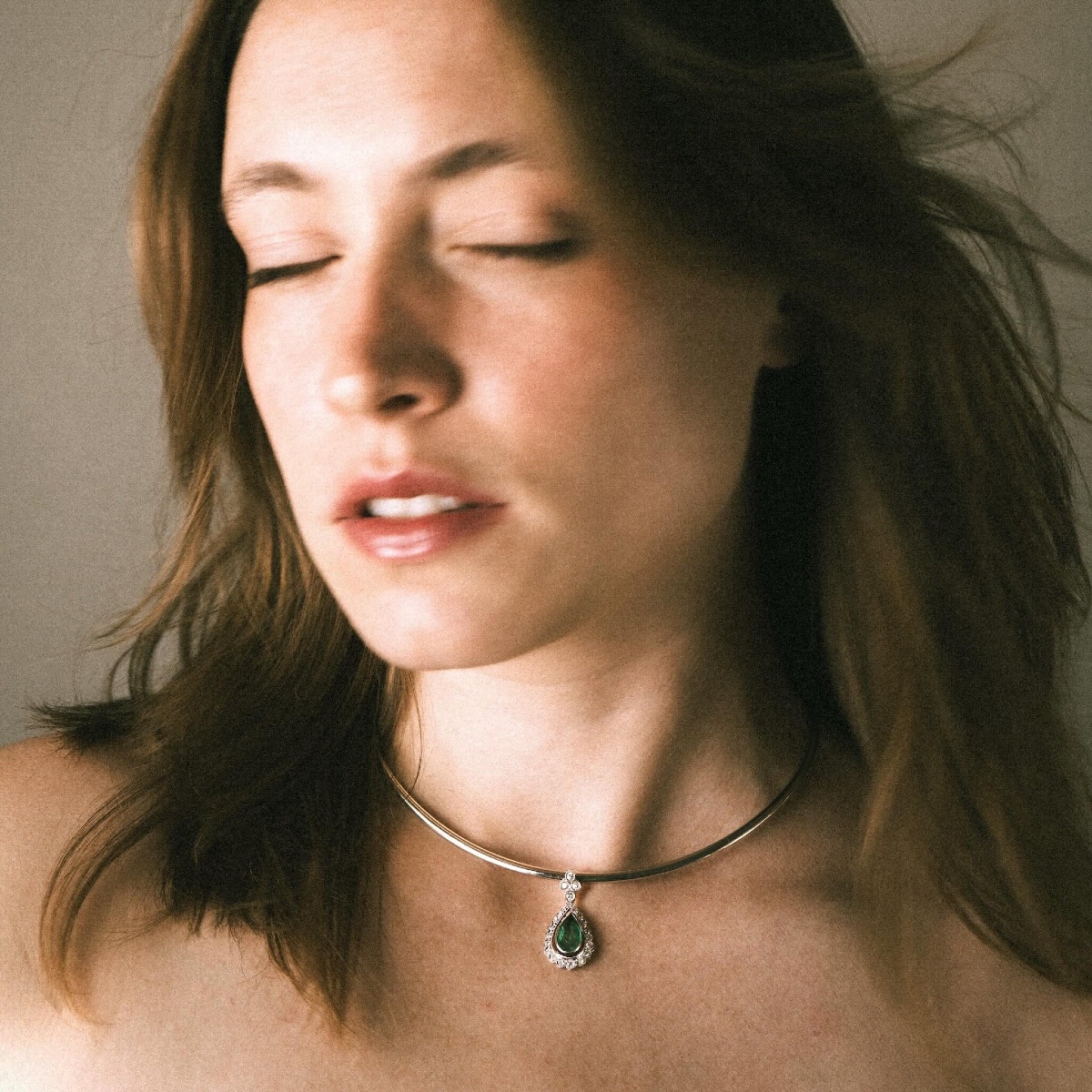  Collier émeraude taille poire