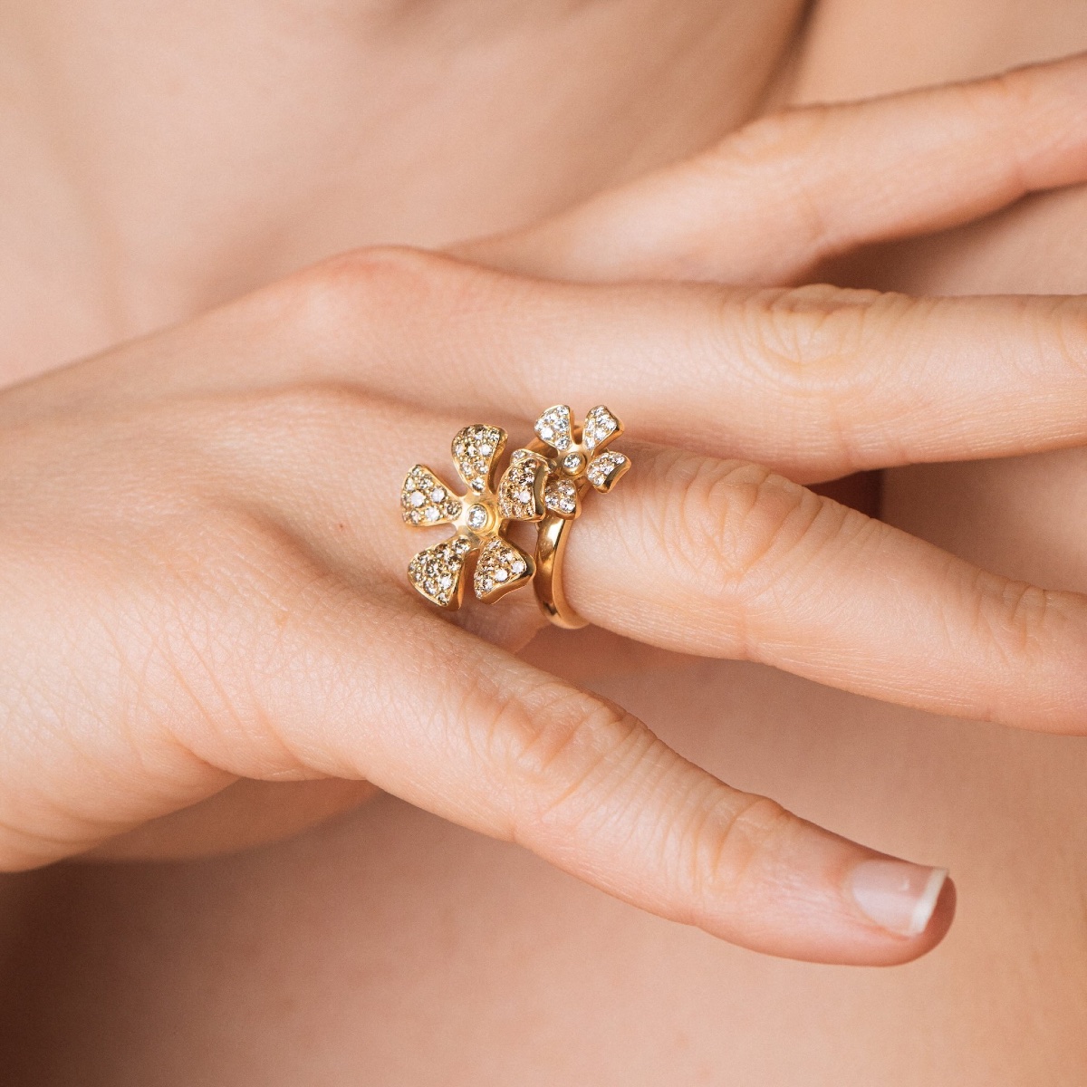 Bague fleurs diamants jaunes et blancs