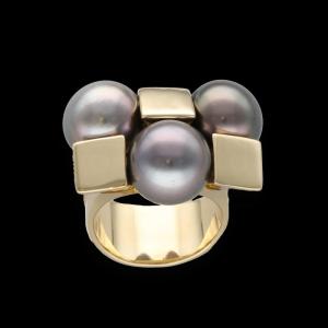 Modern Tank Ring In Yellow Gold. 3 South Sea Grey Pearls.