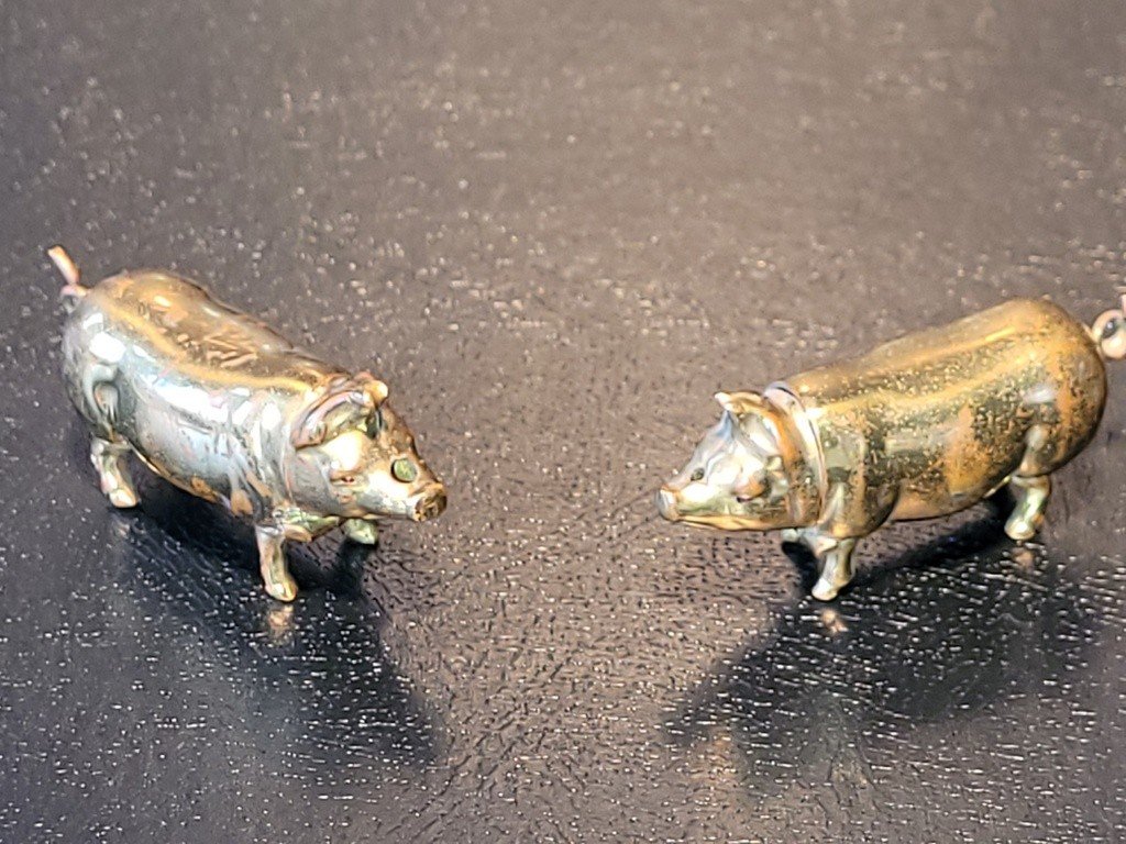 Paire de Pyrog&egrave;nes zoomorphes &agrave; type de Cochons en bronze dor&eacute; -photo-2