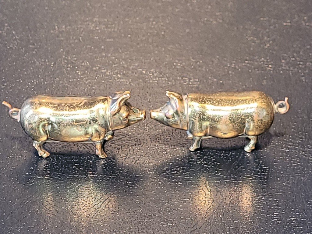 Paire de Pyrog&egrave;nes zoomorphes &agrave; type de Cochons en bronze dor&eacute; 