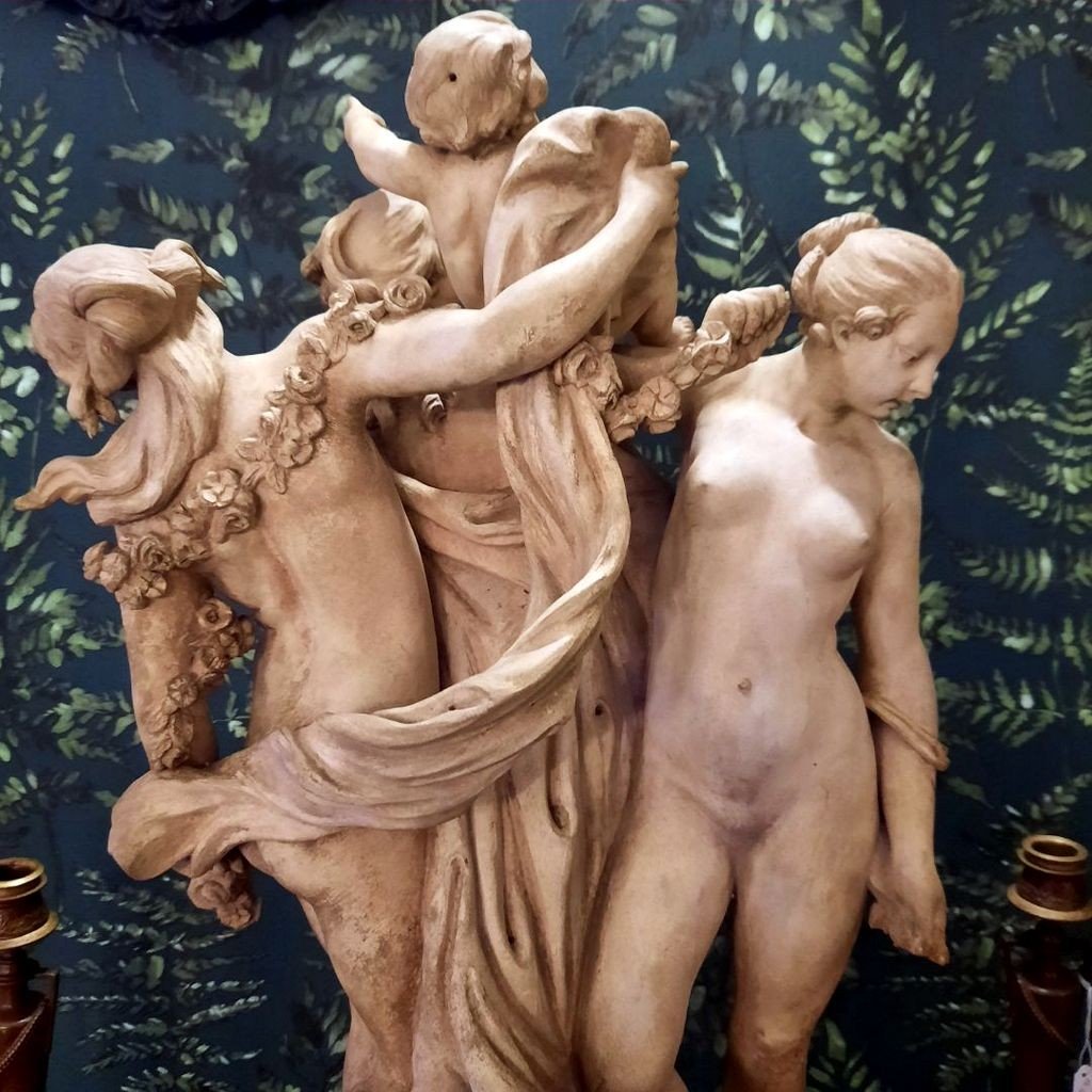 &quot; S&egrave;vres &quot;  Important Groupe en terre cuite repr&eacute;sentant les Trois Gr&acirc;ces portant l&rsquo;Amour. Sign&eacute;e- XIXe Si&egrave;cle -photo-1
