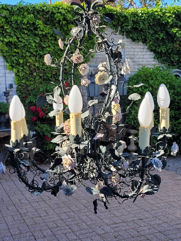 Lustre en Fer Forg&eacute;  8 Flammes avec Fleurs en Porcelaine - 1900