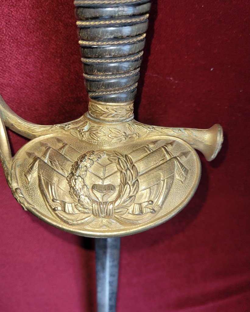 Ep&eacute;e d&#039;officier sup&eacute;rieur toutes armes bronze dor&eacute; mod&egrave;le 1817 &agrave; ciselures