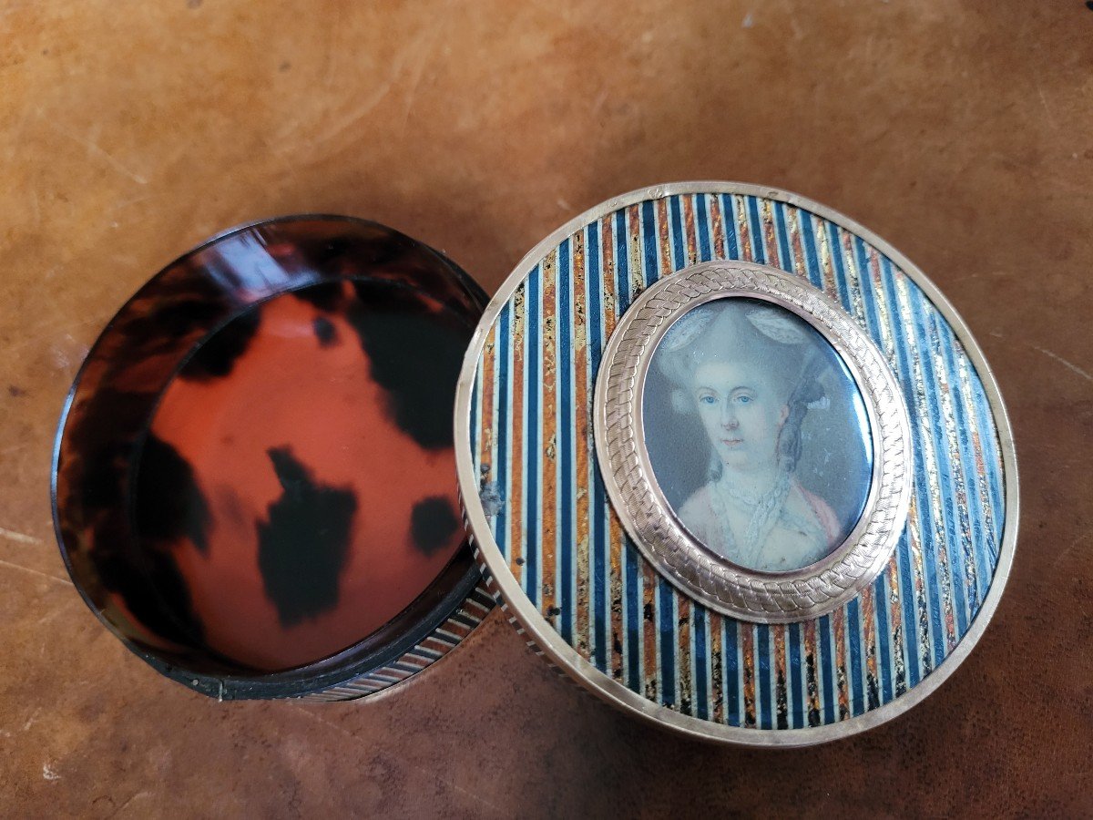 Snuffbox Decorated With A Miniature "portrait Of An Elegant Lady" In Tortoiseshell & Gold - 18th Century -photo-2