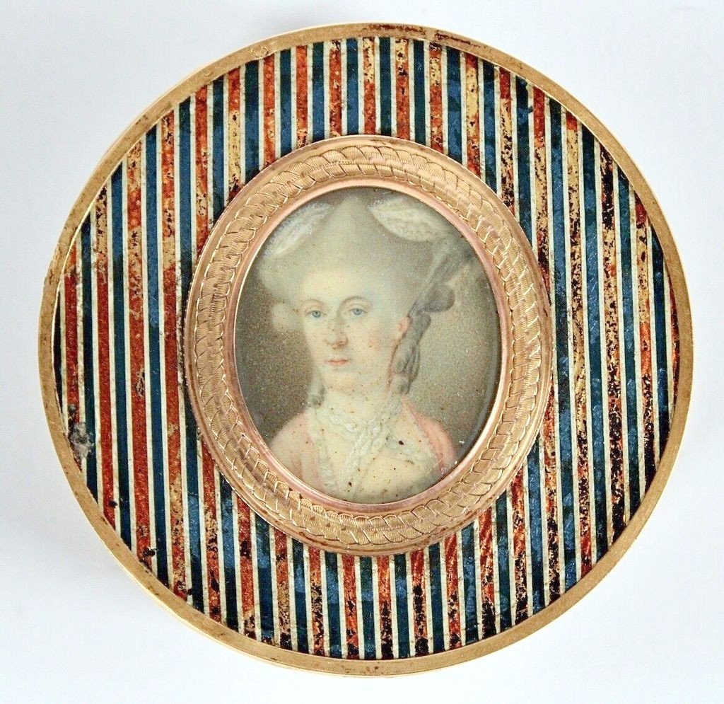 Snuffbox Decorated With A Miniature "portrait Of An Elegant Lady" In Tortoiseshell & Gold - 18th Century 