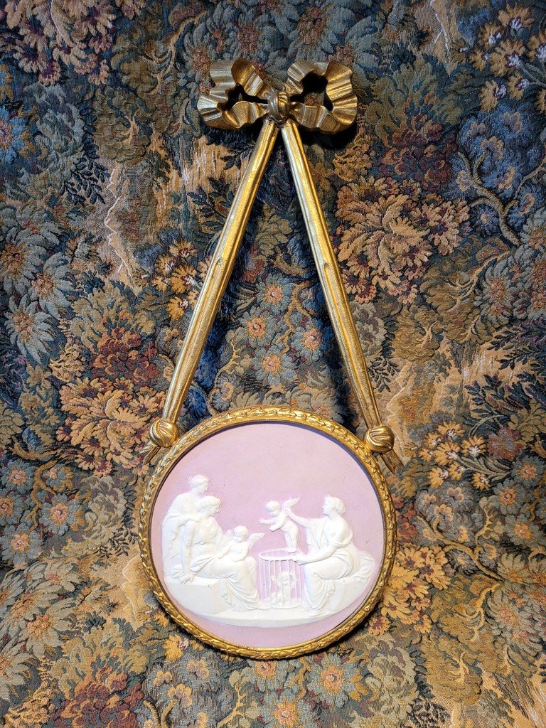  Large Louis XVI Medallion In Gilt Bronze With Biscuit In Bas Relief From Sèvres - 19th Century 