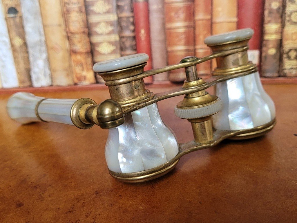  Paire de Jumelles de Théâtre avec manche en Nacre - XIXe Siècle-photo-1