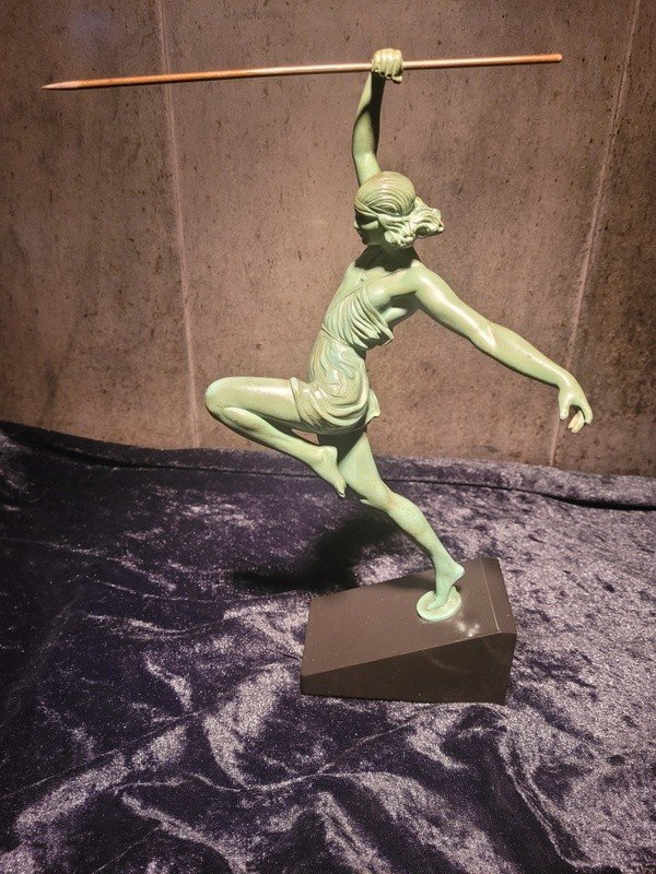  &quot; La Femme au Javelot &quot; Statue Art D&eacute;co 1935 sign&eacute;e Fayral Pseudonyme de Pierre Le Faguays .