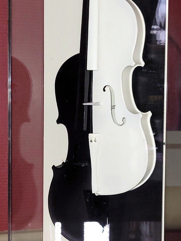  ARMAN Sculpture &quot; Violon Noir et Blanc &quot; dans sa vitrine - Pi&egrave;ce unique 1/1 - 1972 .-photo-4