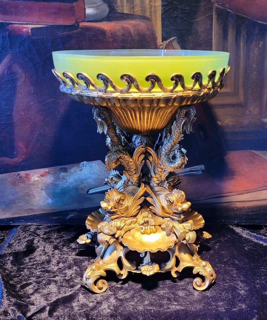  Centre de Table en Bronze avec Coupe en Opaline - XIXe Si&egrave;cle 