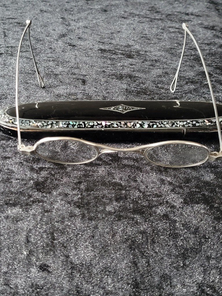 Paire de Lunettes  en Argent Massif dans un étui burgauté - XIXe Siècle -photo-3
