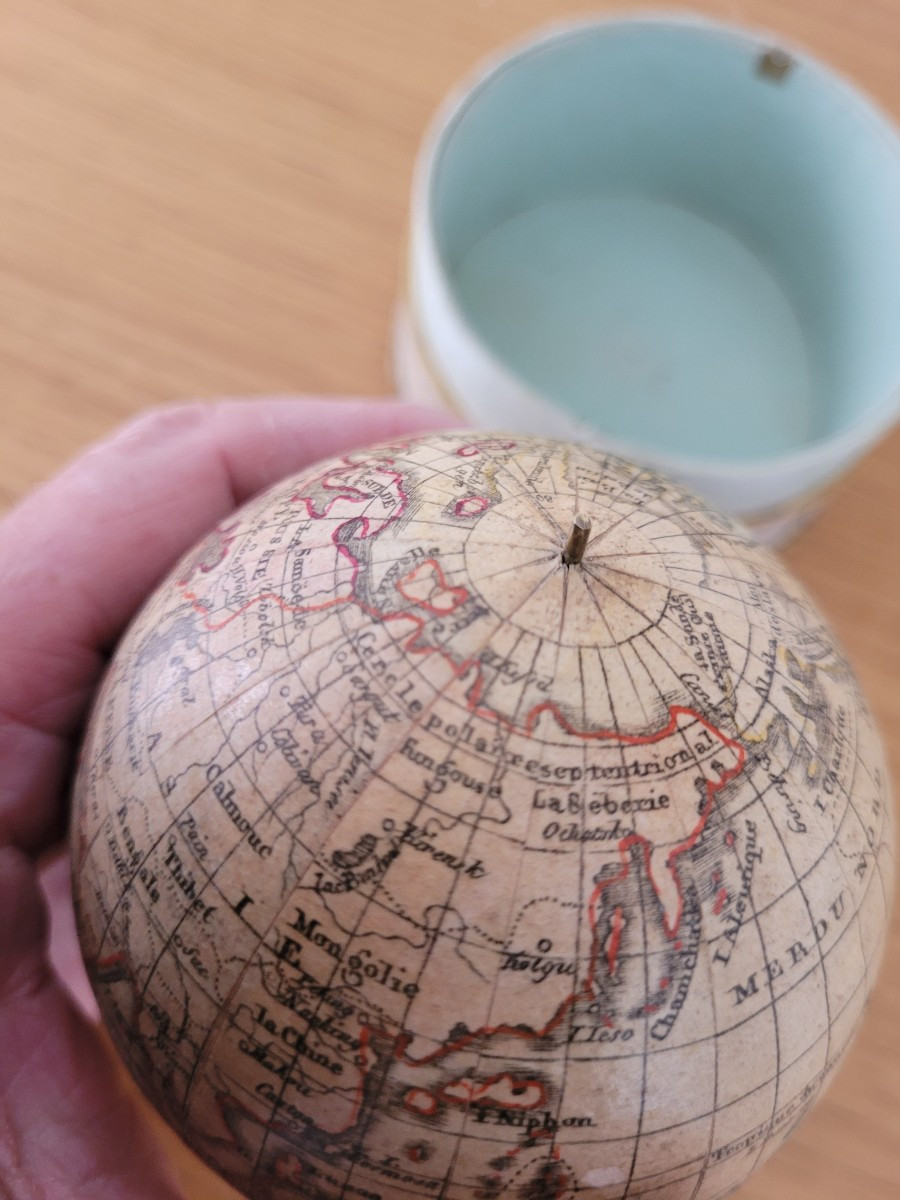 Globe Terrestre dans son coffret daté 1834