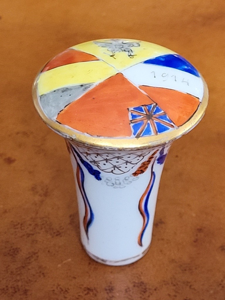 Pommeau de Canne Comm&eacute;moratif en Porcelaine peint &agrave; la main et dat&eacute; 1914 