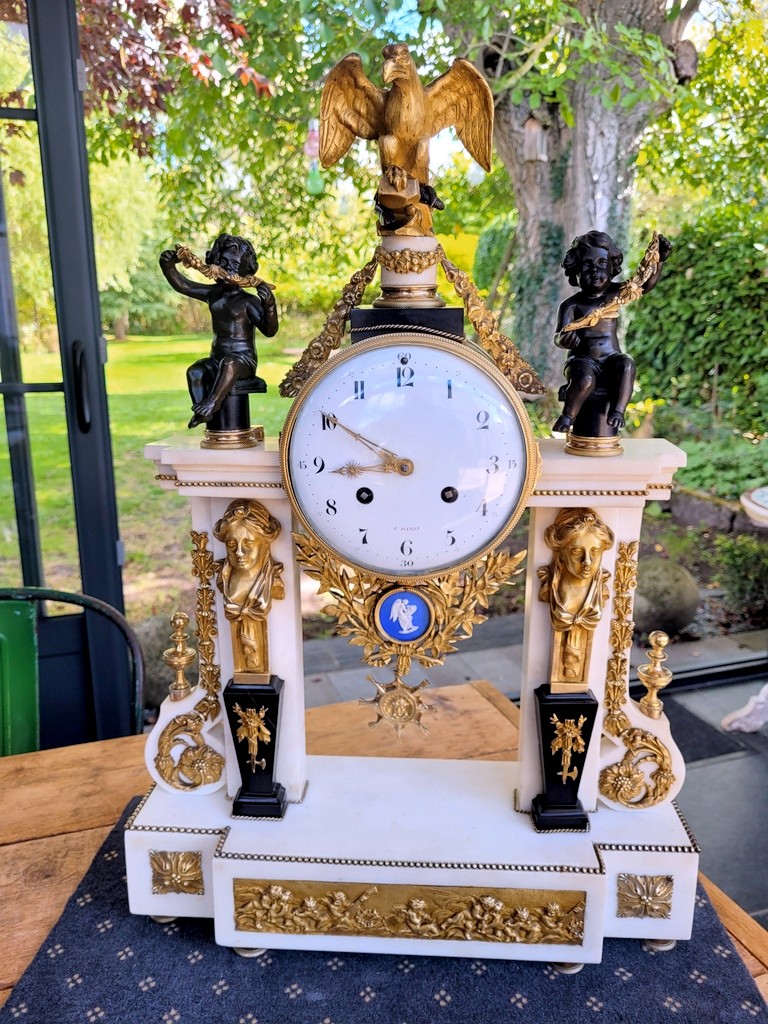 Portico Clock In Bronze And White Carrara Marble - Louis XVI Period 