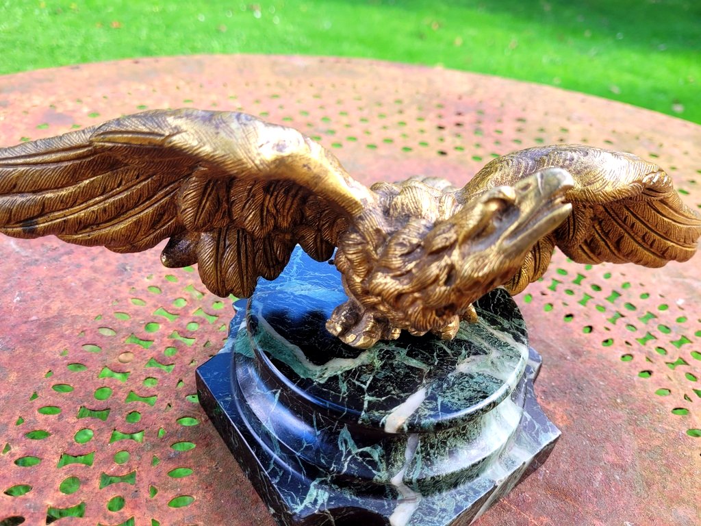 " Aigle aux ailes déployées "- Sculpture en Bronze doré sur Marbre Vert de Mer . XIXe Siècle -photo-2