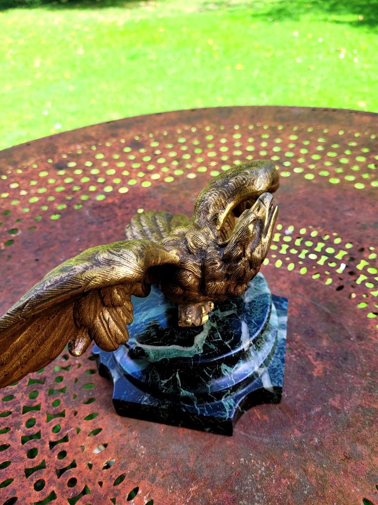" Aigle aux ailes déployées "- Sculpture en Bronze doré sur Marbre Vert de Mer . XIXe Siècle -photo-4