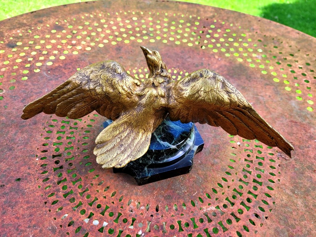 " Aigle aux ailes déployées "- Sculpture en Bronze doré sur Marbre Vert de Mer . XIXe Siècle -photo-1