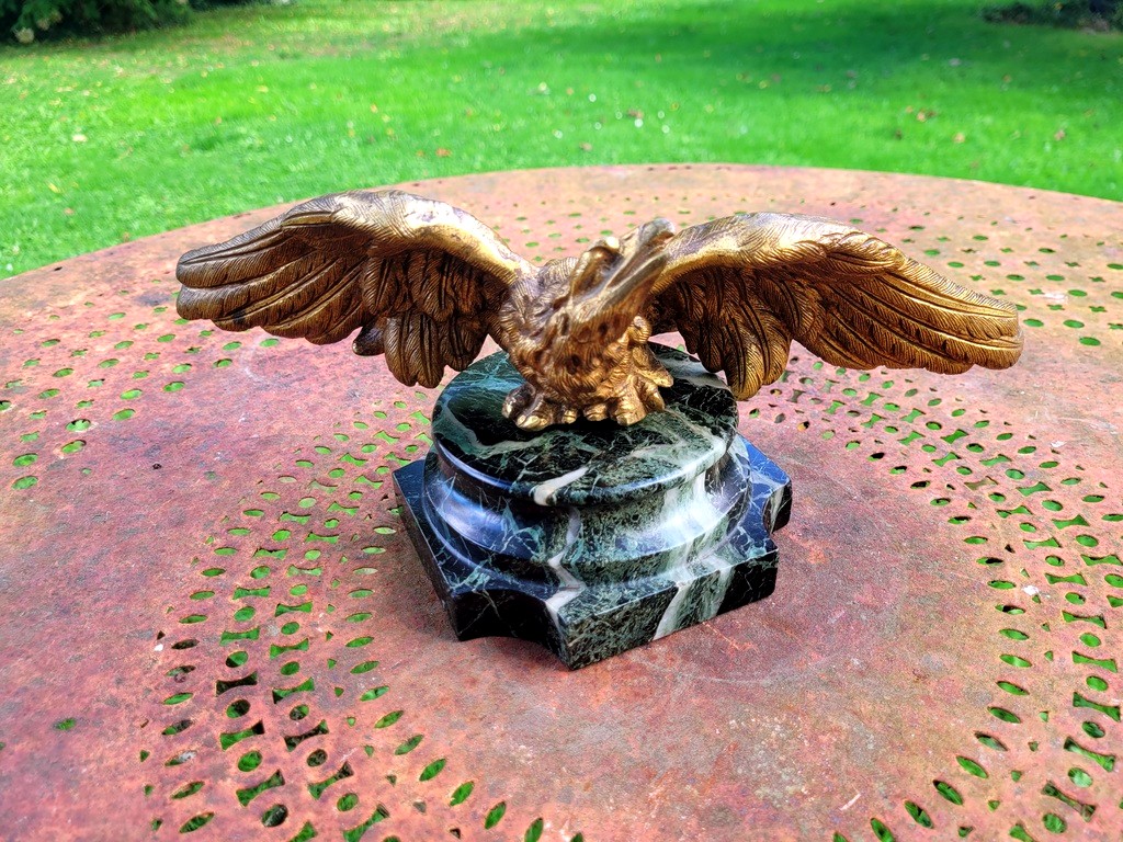 " Aigle aux ailes déployées "- Sculpture en Bronze doré sur Marbre Vert de Mer . XIXe Siècle 