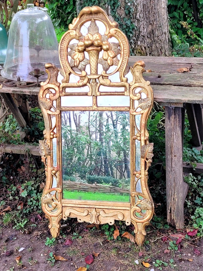 Mirror With Glazing Beads Known As Beaucaire Provence In Gilded And Carved Wood - 18th Century Period