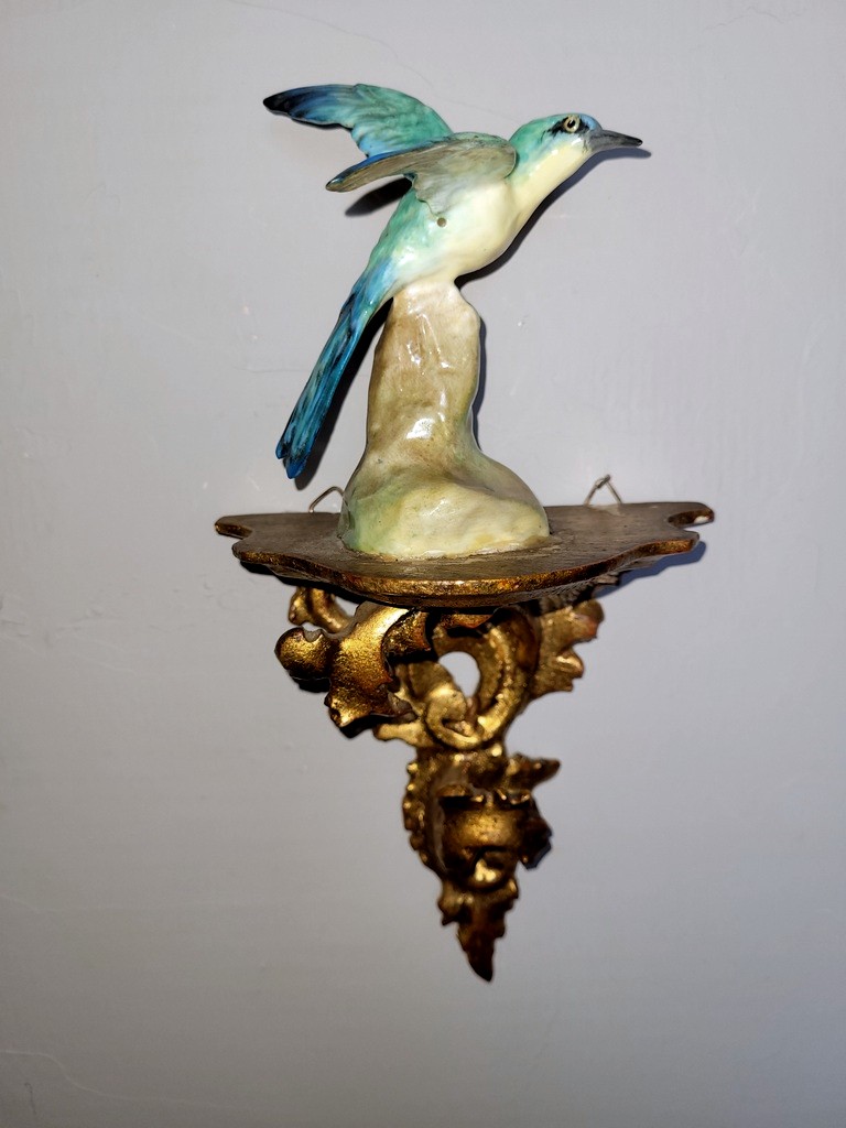 Statuette " Guépier " en Porcelaine  fixée  sur une Console en bois sculpté doré  - Années 50