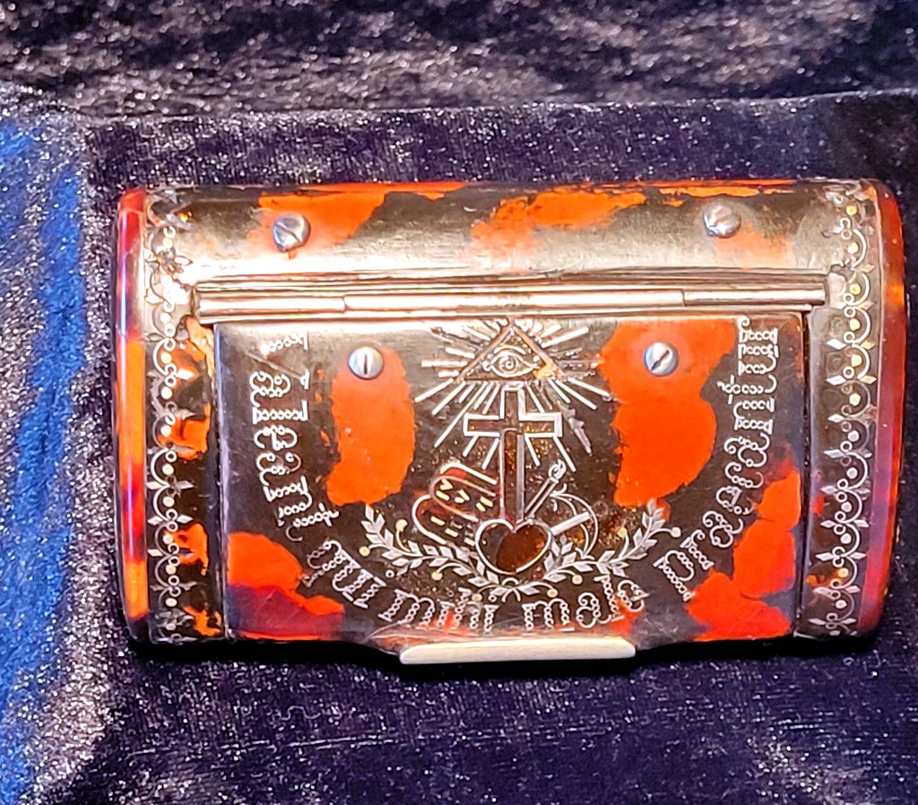 Franc Maçonnerie  " Tabatière " en Ecaille avec Incrustations en Argent & Nacre - XVIIIe Siècle