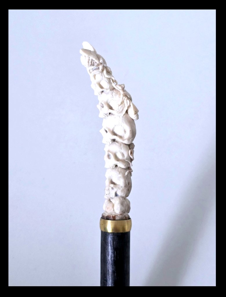 Canne avec une Poignée Memento Mori en Andouiller Sculpté  ( Bois de Cerf ) -photo-2